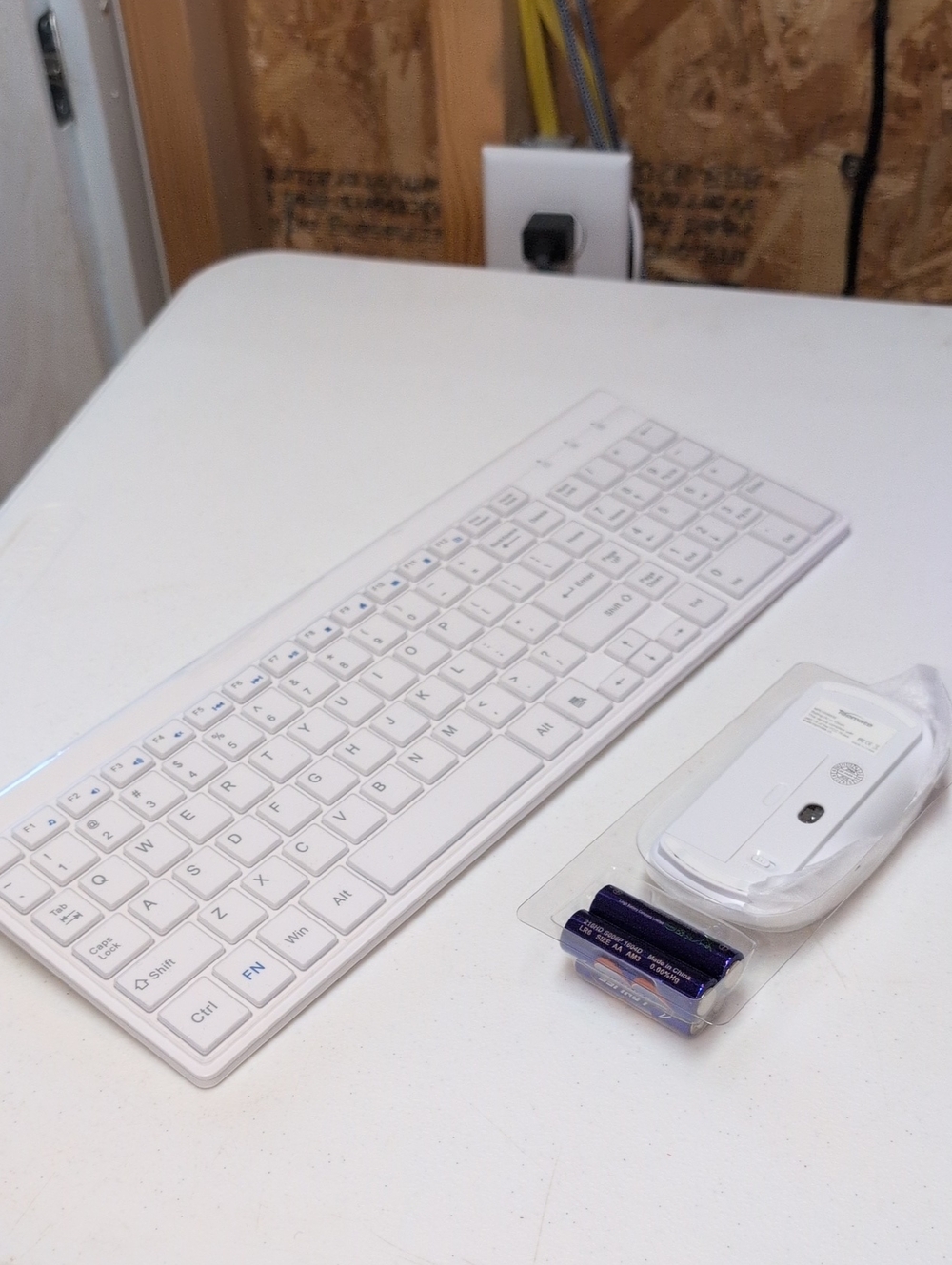 White KM9000 Keyboard and Mouse Combo. (95)